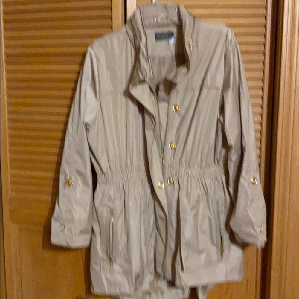 Rainy jacket w/zipper and hoodie on back